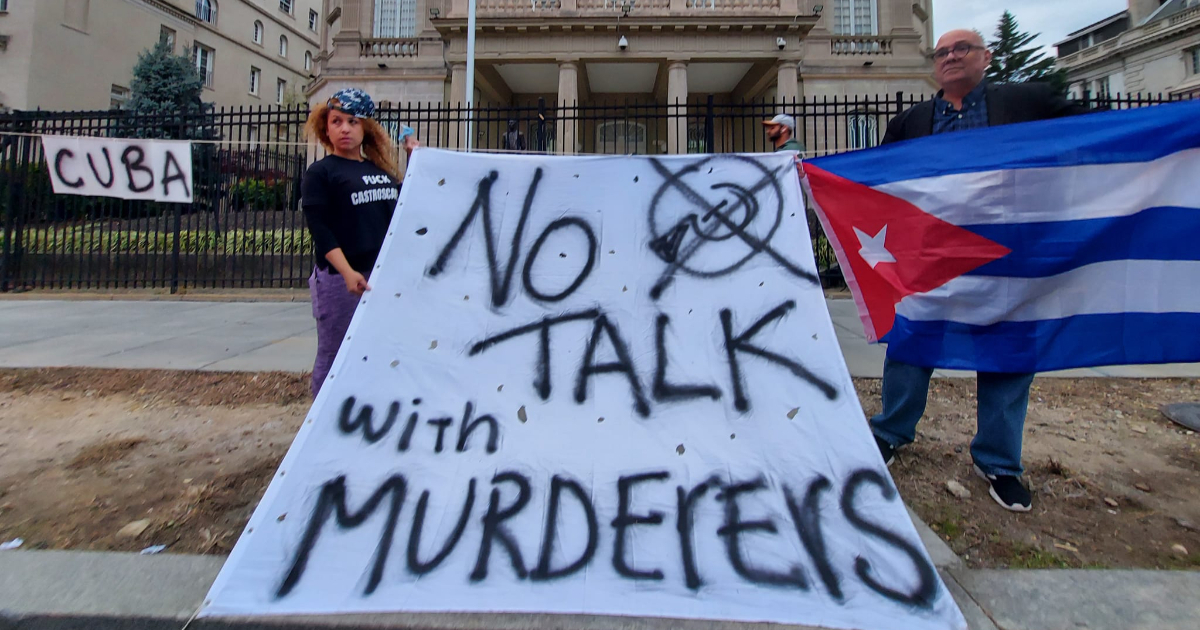 Cubanos protestan frente a Embajada en Washington © Facebook/ Yosmany Mayeta Labrada