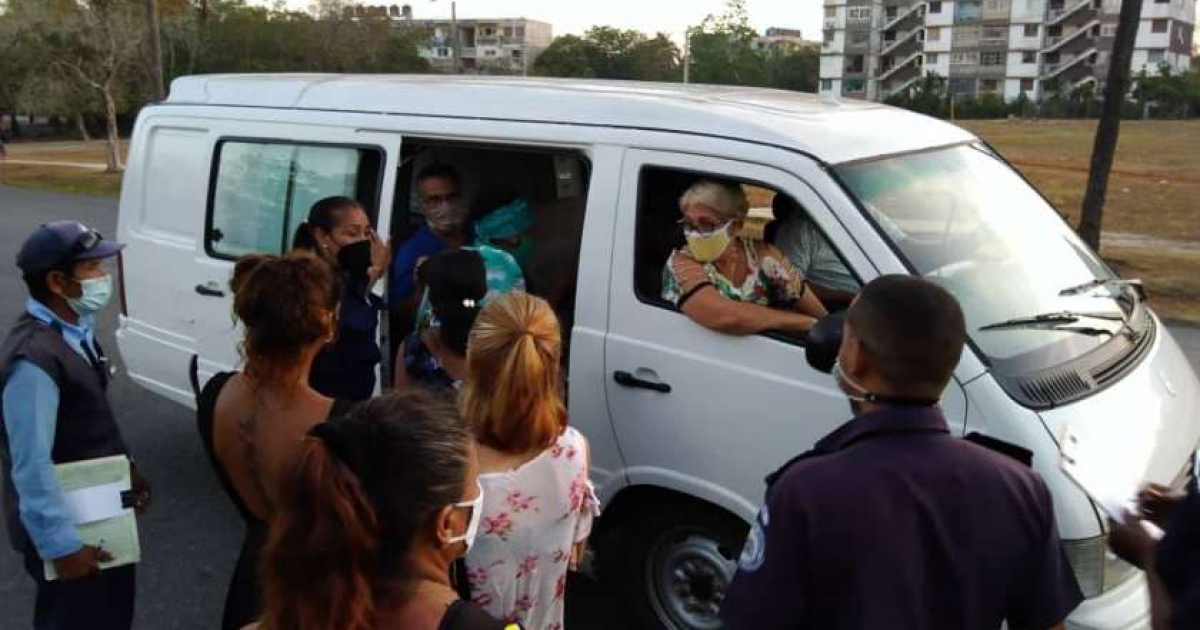 Inspectores exigen a vehículos estatales recoger pasajeros © Facebook / Dirección General de Transporte Prov. La Habana