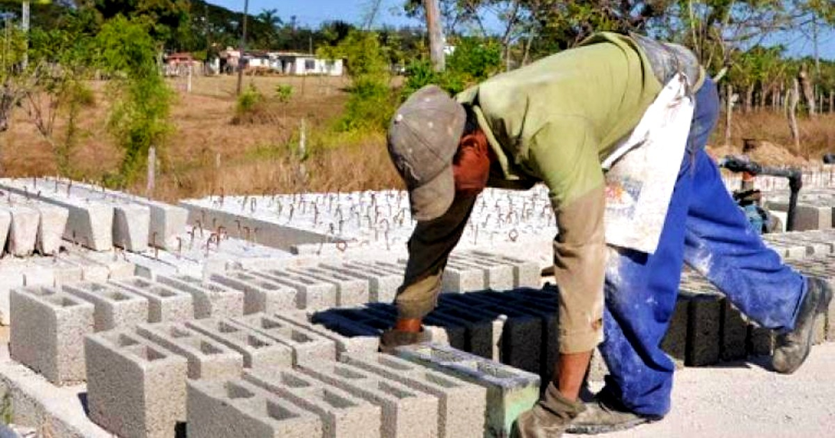 Fabricación de bloques para la construcción © Cuba Sí
