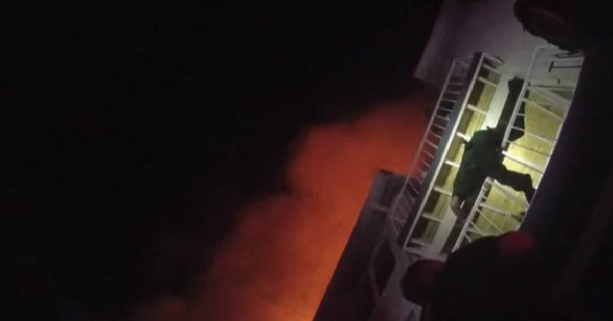 Policía escala balcones para salvar a una niña durante un incendio en Florida © Captura de pantalla/ Univisión