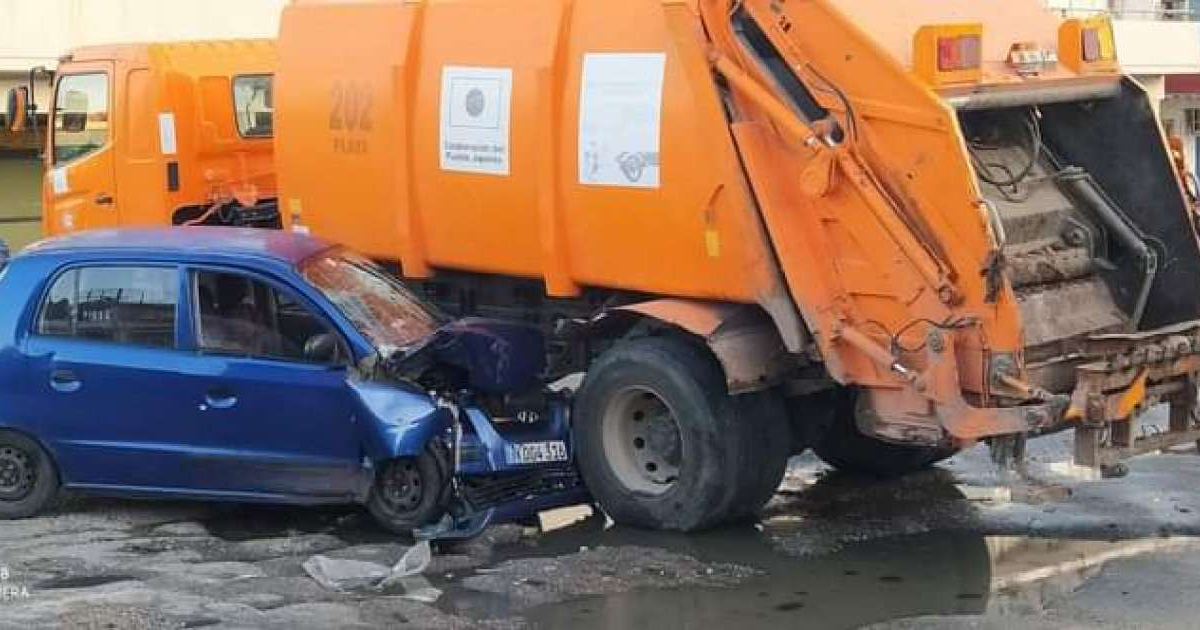 Choque entre un camión de basura y un auto en La Habana © ACCIDENTES BUSES & CAMIONES por más experiencia y menos víctimas!’/ Facebook