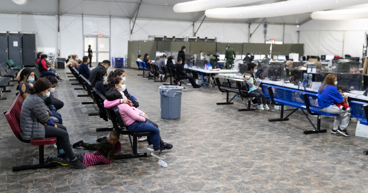 Migrantes en centro de procesamiento temporal en Texas © Flickr / U.S. Customs and Border Protection 