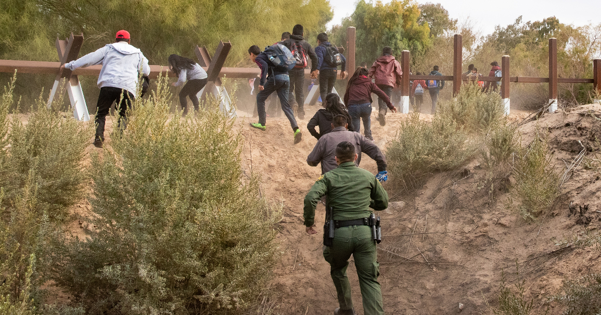 Agente de la Patrulla Fronteriza persigue a migrantes irregulares © Flickr / U.S. Customs and Border Protection 