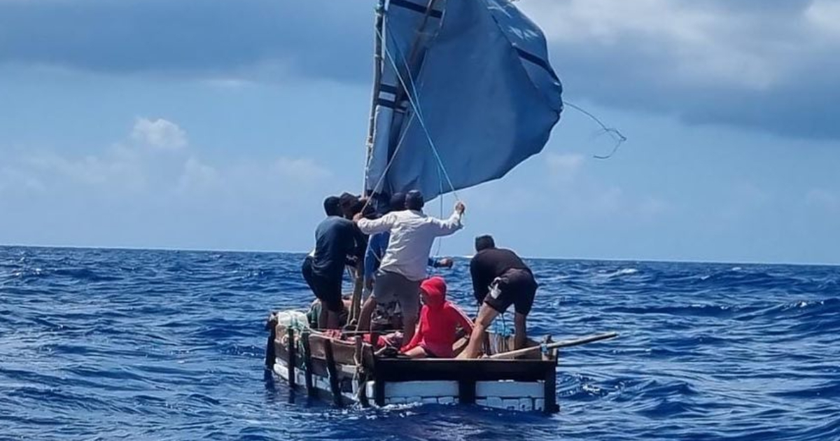 Cubanos rescatados cerca de Islas Caimán © Facebook / Cayman Islands Coast Guard