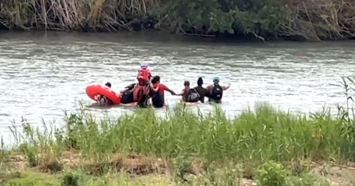 Familia cruzando el río Bravo © Facebook / ImpactoVisión Noticias 