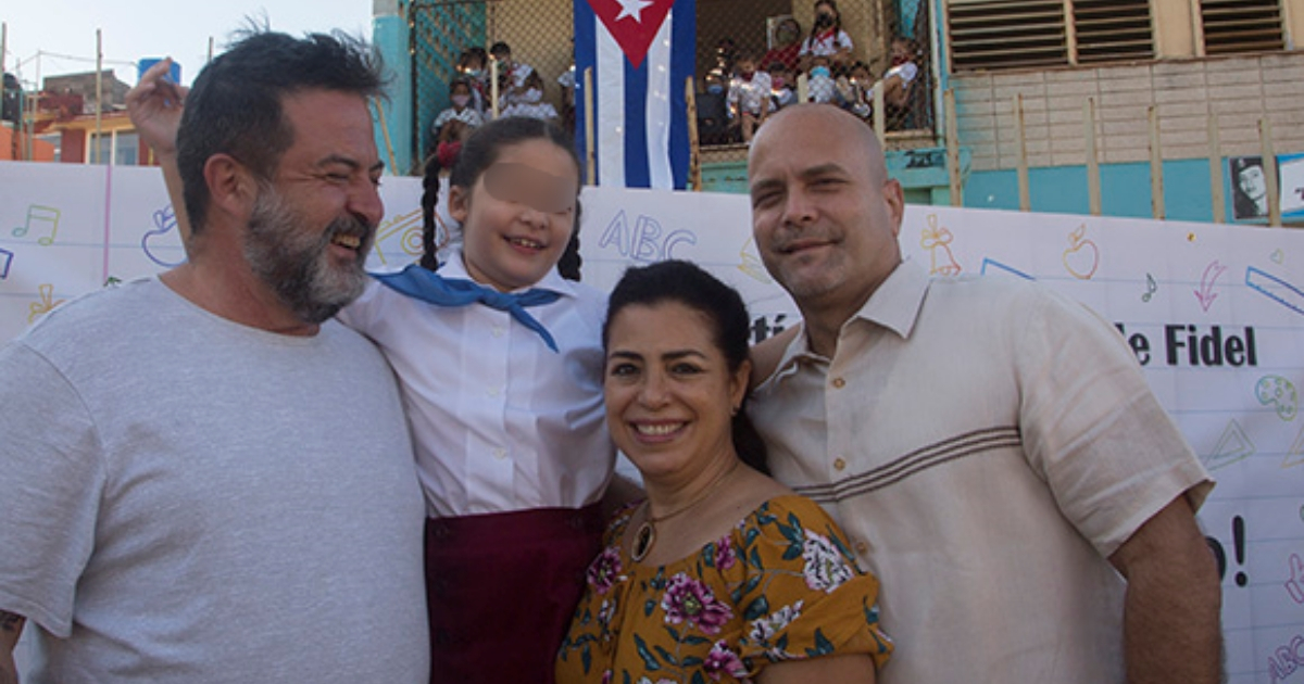 Manu Pineda (i) junto a Gema y sus padres, Adriana Pérez y Gerardo Hernández © Cubadebate / Ismael Francisco