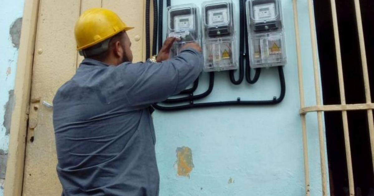 Trabajador de la empresa eléctrica en Cuba (Imagen referencial) © Escambray/ Vicente Brito