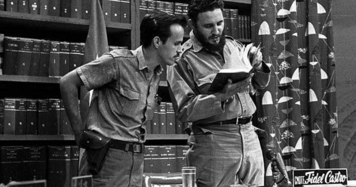 Ricardo Alarcón con Fidel Castro, en un estudio de televisión © Revolución
