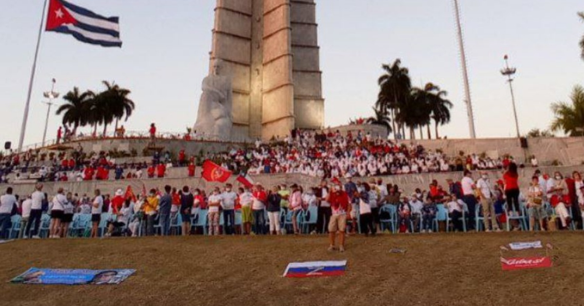 Tribuna de la Plaza de la Revolución este 1ro. de Mayo © Twitter/Cubadebate