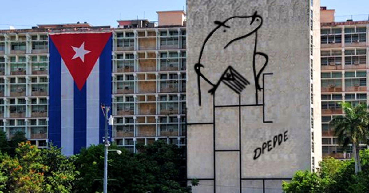 Meme de Flork en edificio del MININT en la Plaza de la Revolución, con el mensaje DPEPDPE © Twiter / Odux