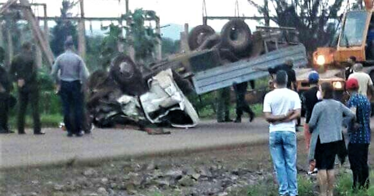Camión volcado en Moa © Facebook/Accidentes Buses & Camiones