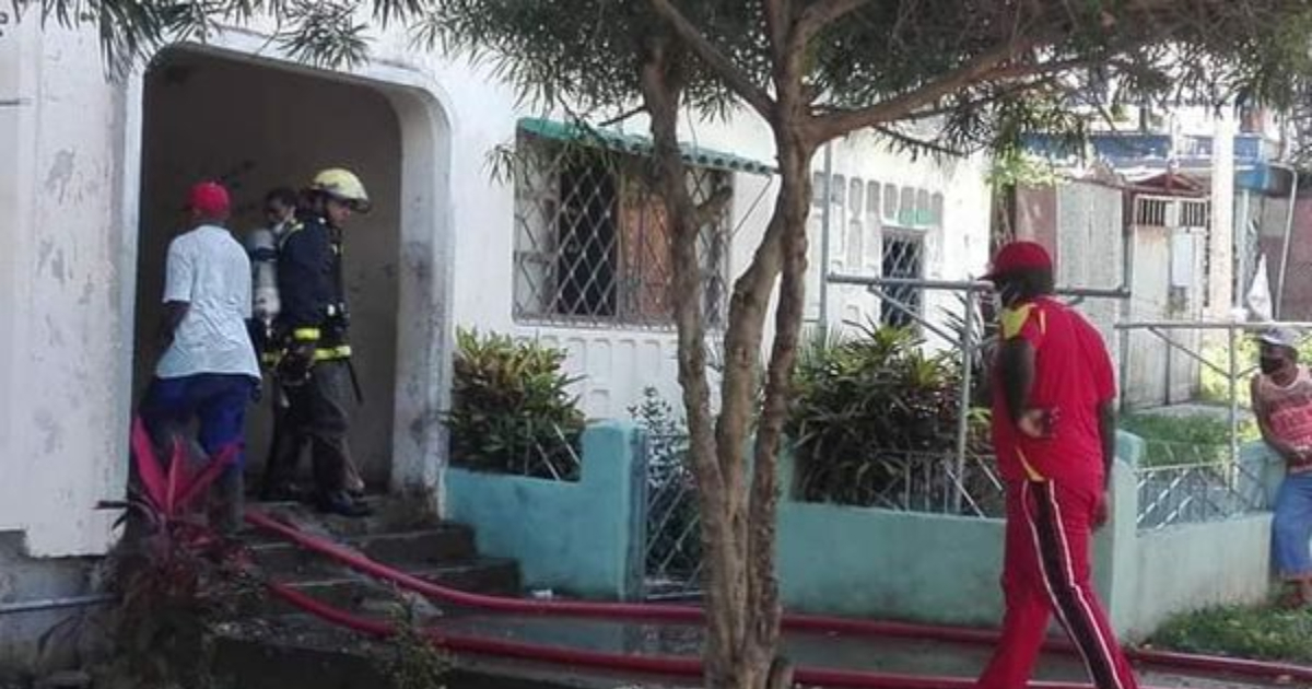 Bomberos sofocaron incendio en Santiago de Cuba © Facebook/ Aris Arias Batalla