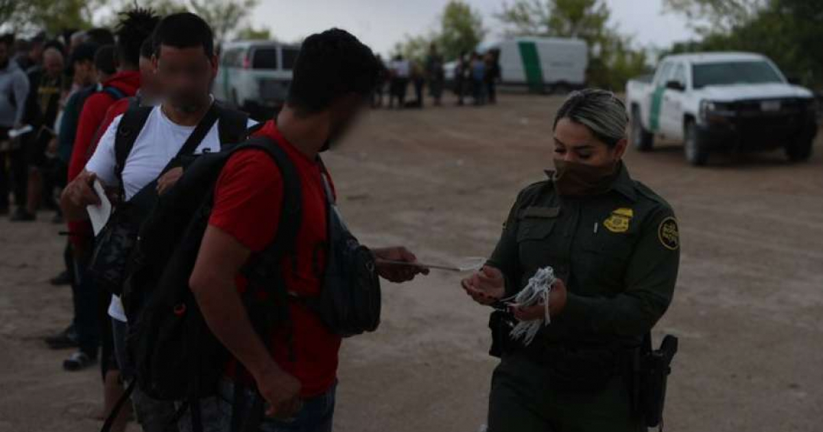 Agente de Patrulla Fronteriza de EE.UU. chequea documentos a inmigrantes detenidos © Chief Patrol Agent Jason D. Owens / Twitter