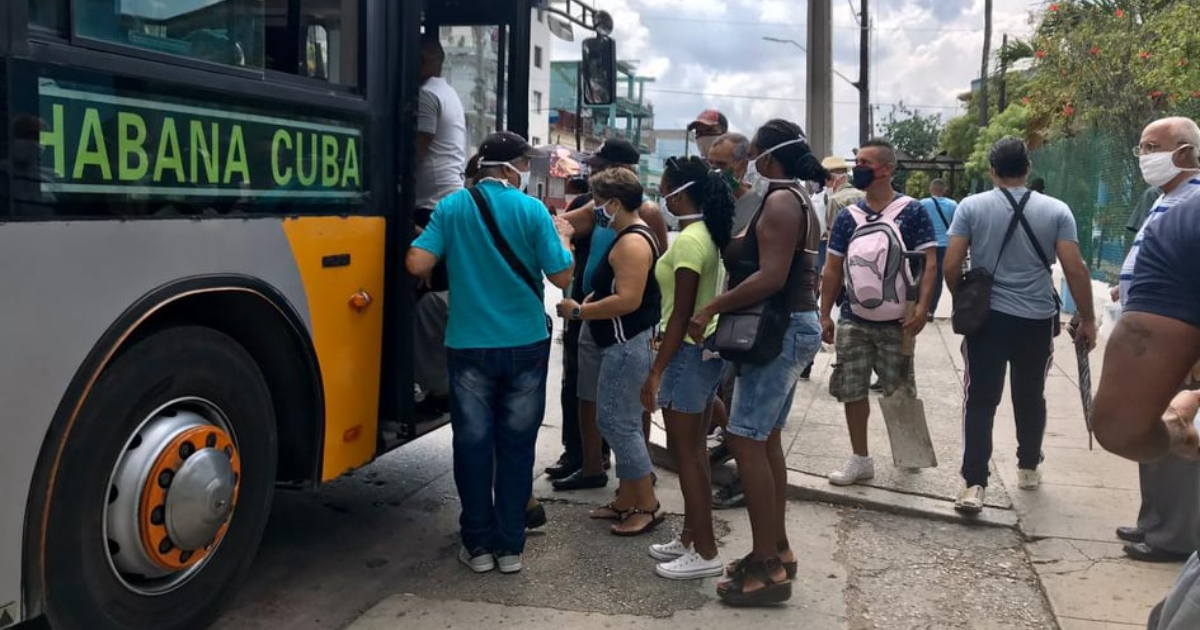Uso de mascarilla en transporte público La Habana. © CiberCuba