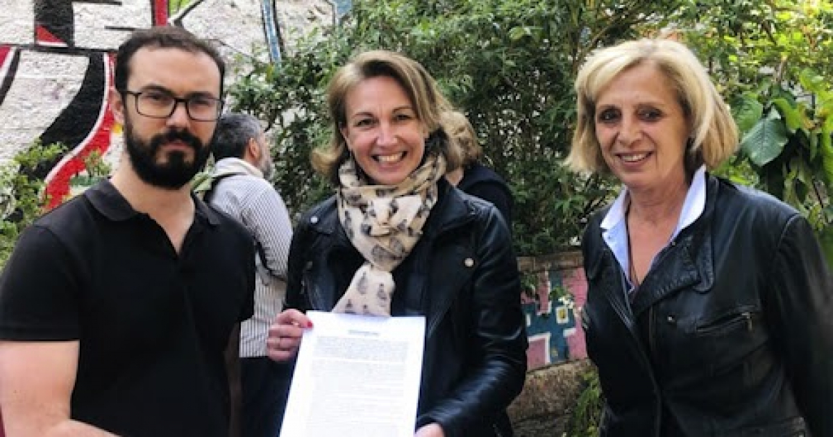 Alberto Guadalupe, presidente de AFDC, entrega carta a Marylise Léon, acompañados por Geneviève Garrigos © Jorge Masetti