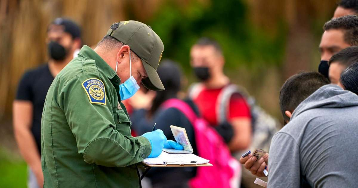Oficial de la CBP anota los datos de migrantes detenidos (Imagen de referencia) © Facebook/ US Border Patrol Del Rio Sector