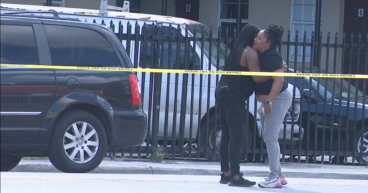 Familiares de la víctima en la escena del crimen © Captura de pantalla de Local 10 News