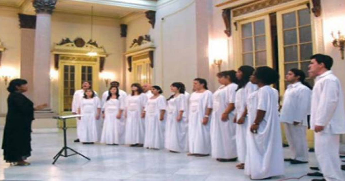 Coro cubano Entrevoces, actuando en Canarias, dirigido por Digna Guerra © Tagoror Digital Canarias