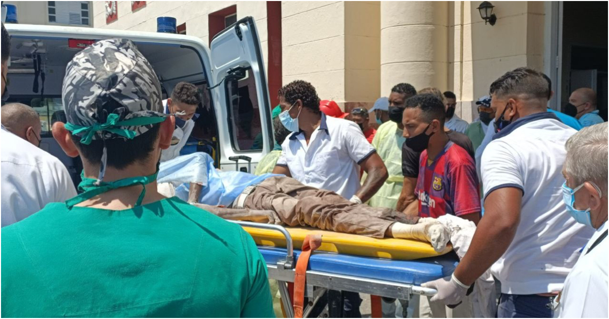 Víctima de la explosión en el Hotel Saratoga arriba al Hospital Calixto García © Twitter Radio Rebelde - Cuba