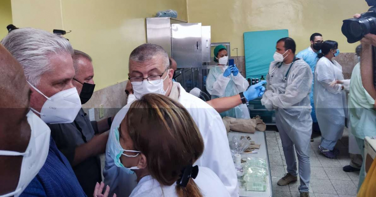 Díaz-Canel visita el hospital Hermanos Ameijeiras © Presidencia Cuba / Twitter