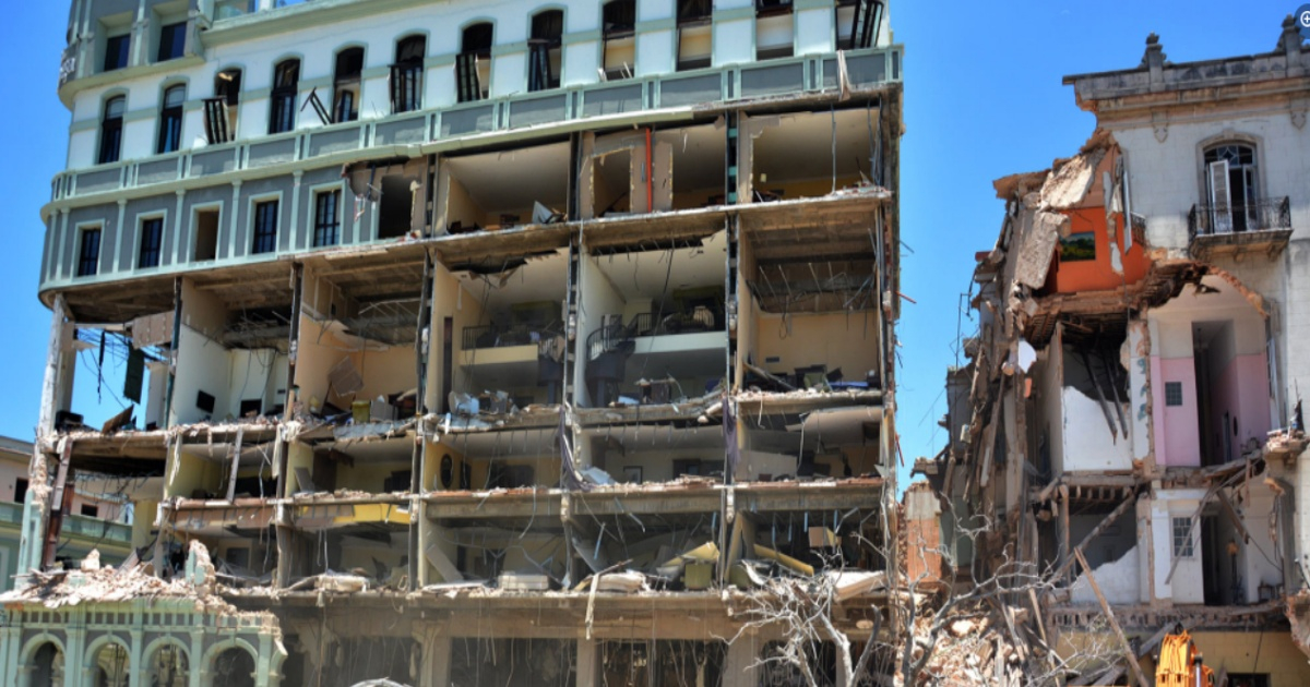 El Saratoga y edificio colindante, tras la explosión ocurrida en el emblemático hotel habanero © Facebook/Granma