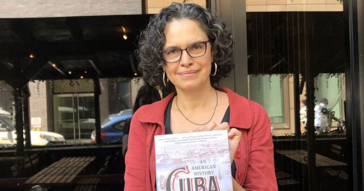 Ada Ferrer con un ejemplar del libro galardonado © Twitter / Ada Ferrer