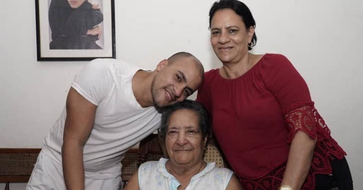 Yoan de la Cruz junto a su abuela y su mamá © Facebook / Yoan de la Cruz