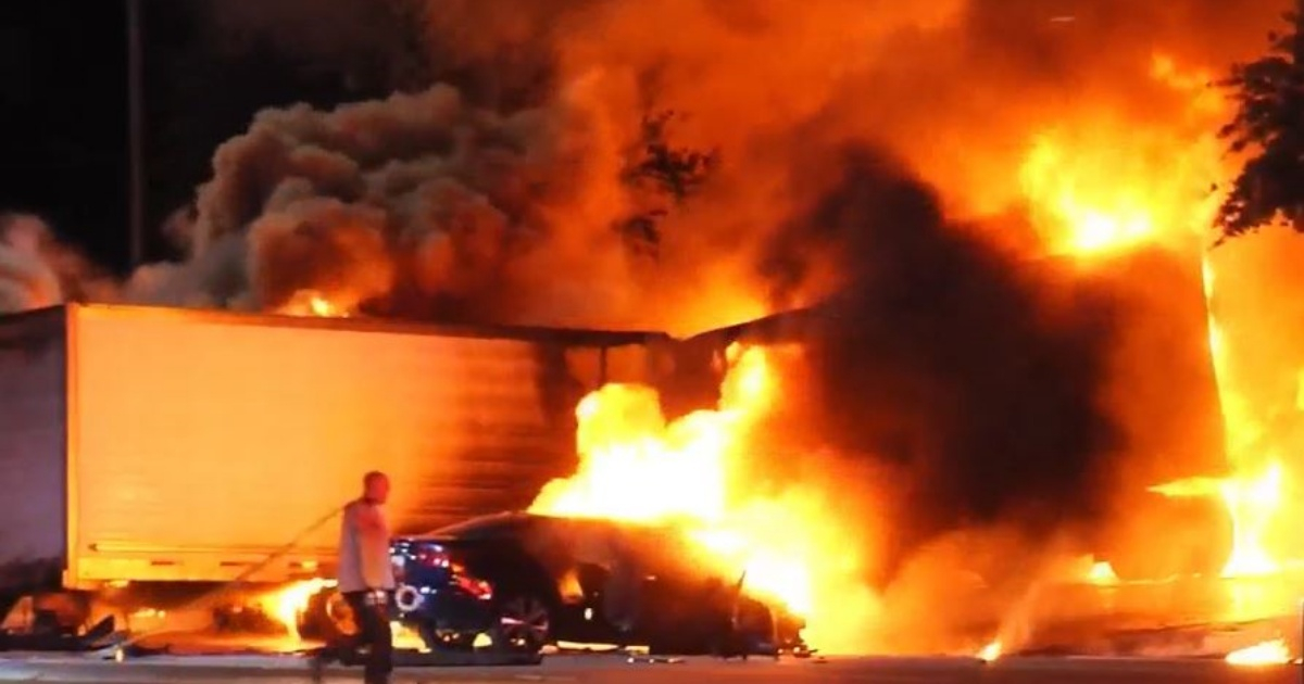 El voraz incendio destruyó a los dos vehículos © Captura de Telemundo/51