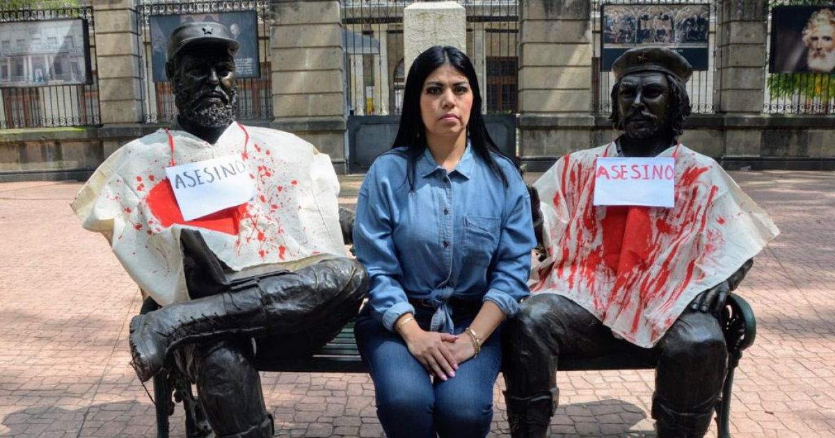 América Rangel posa junto a las estatuas de Fidel Castro y el Che Guevara en la Ciudad de México que fueron vandalizadas © Twitter / América Rangel