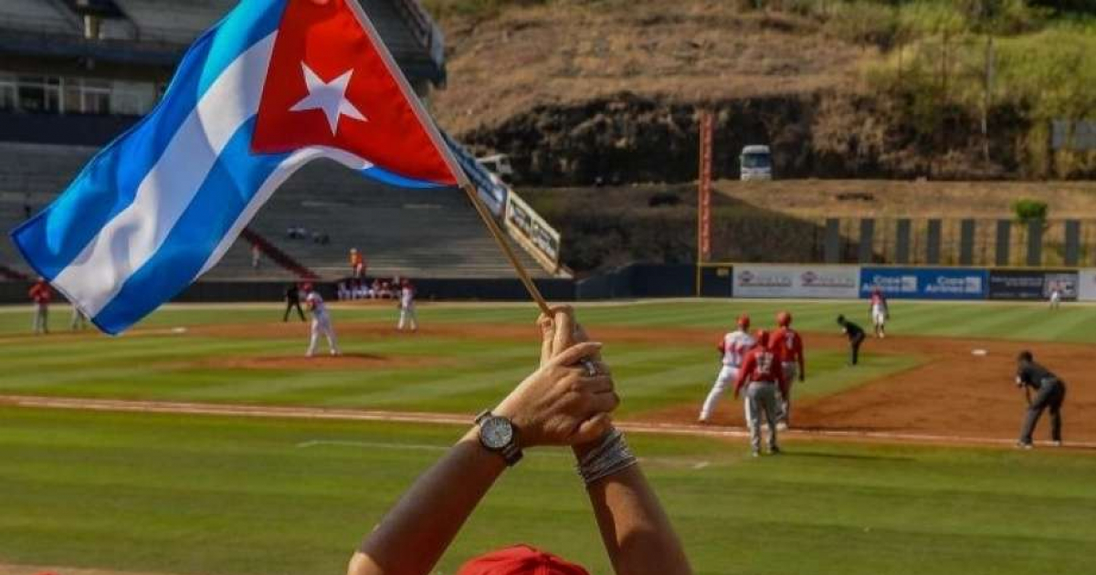 Juego de béisbol con un equipo cubano © Granma / José M. Correa