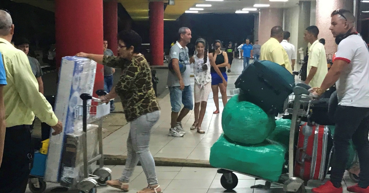 Cubanos arribando al aeropuerto de La habana © CiberCuba