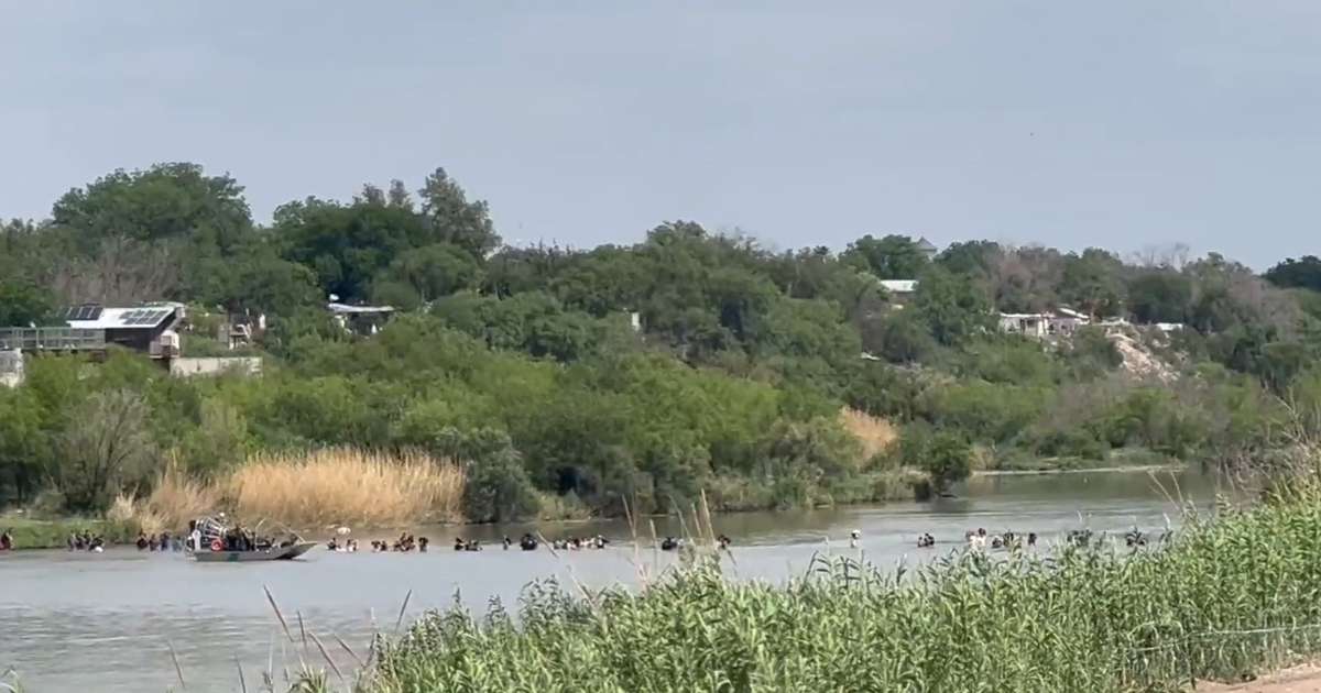 Migrantes cruzando el rio Bravo © Captura de pantalla