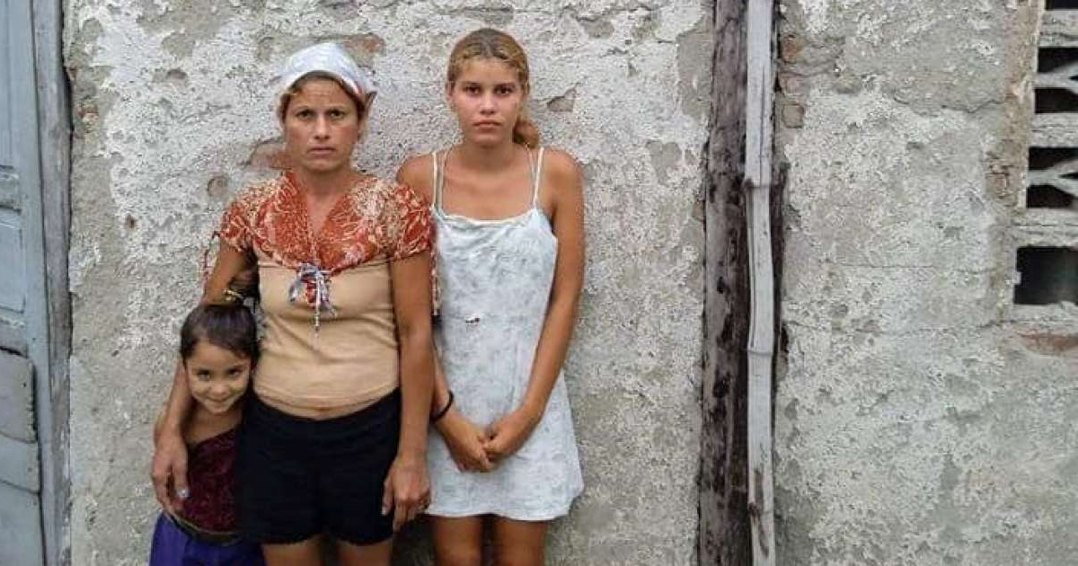 Kirenia Arévalo Vázquez y sus hijas de 16 y seis años © El Chago - Santiago de Cuba / Facebook