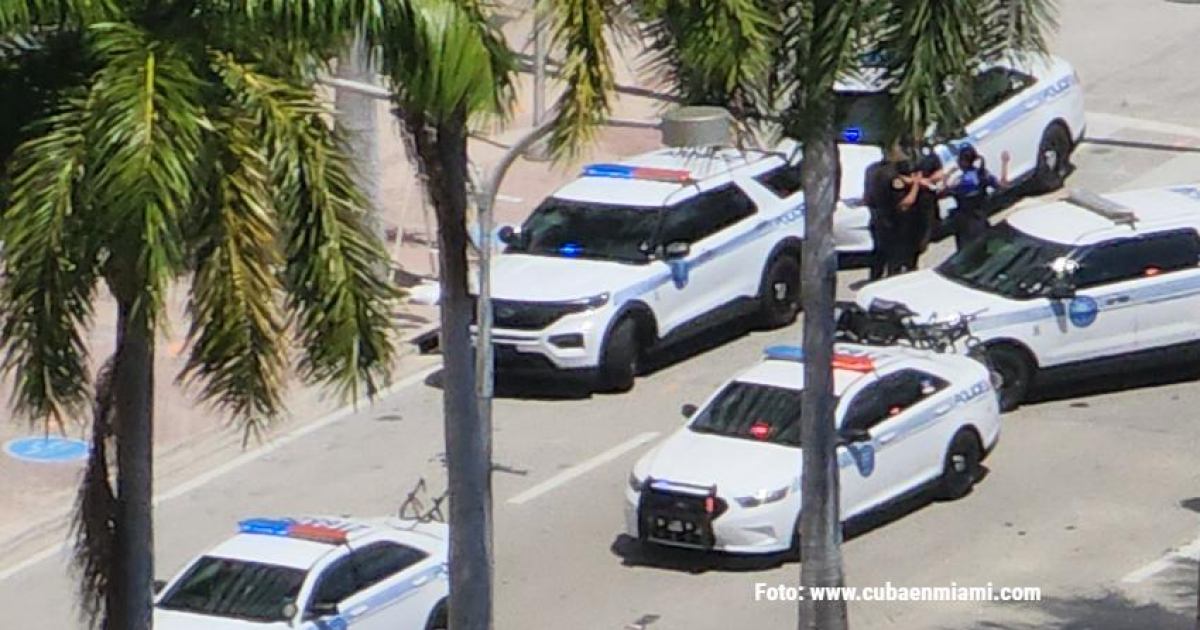 Policía de Miami durante su intervención © Cuba en Miami