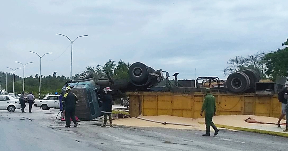 Camión volcado en la autopista © Facebook / ACCIDENTES BUSES & CAMIONES por más experiencia y menos víctimas!