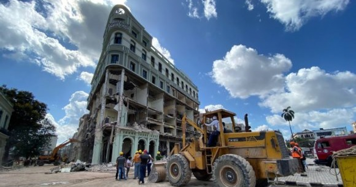 Los trabajos en el Hotel Saratoga y edificios cercanos impiden la circulación de vehículos © Cubadebate/Dinella García
