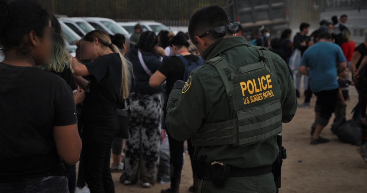 Agente de la Patrulla Fronteriza de EE.UU. realiza control de inmigrantes ilegales © Twitter / @USBPChiefDRT