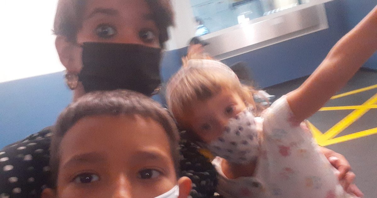 Daniela Rojo en centro de refugiados alemán con sus hijos © Facebook / Daniela Rojo