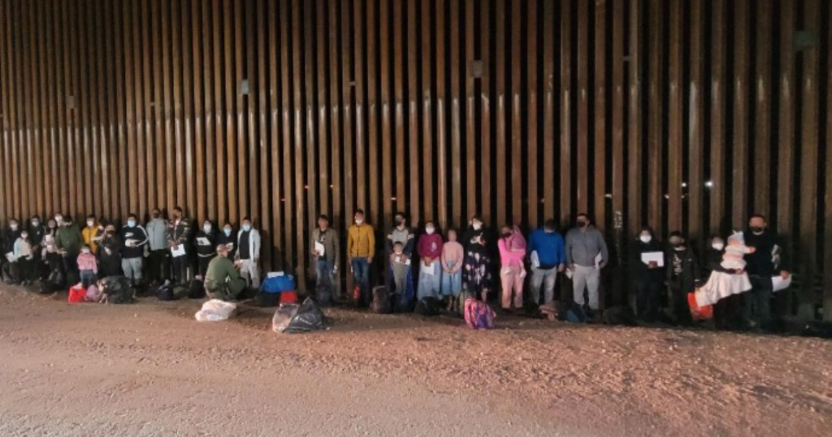 Migrantes detenidos en la frontera © Twitter/@USBPCChiefTCA