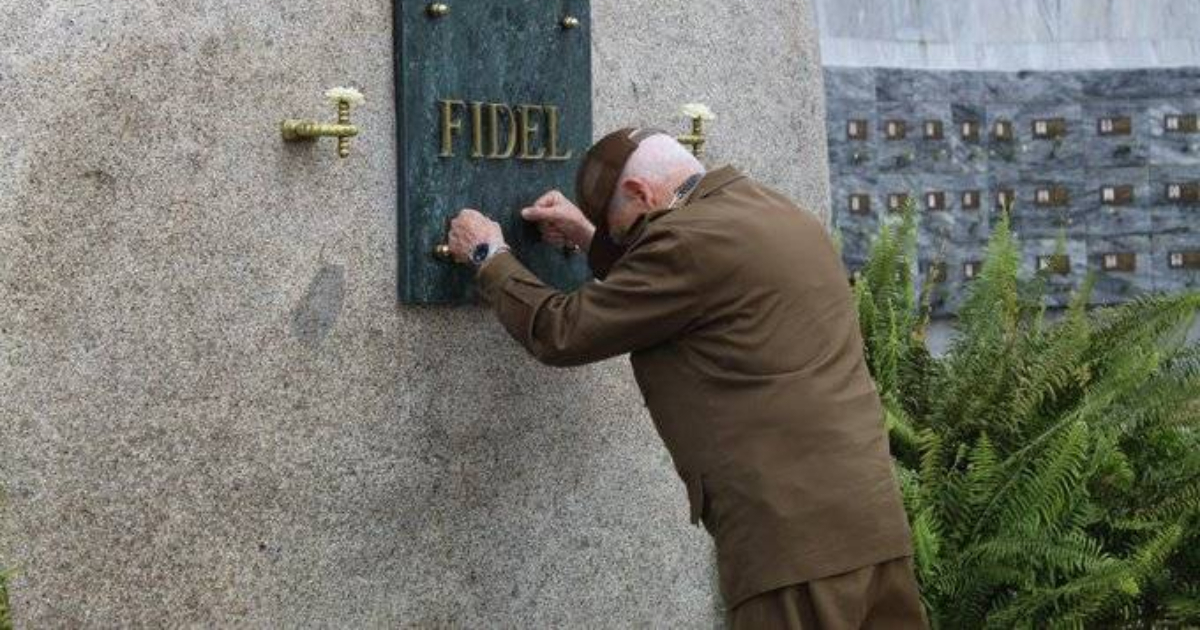 Ramiro Valdés en la tumba de Fidel Castro © Leticia Martínez