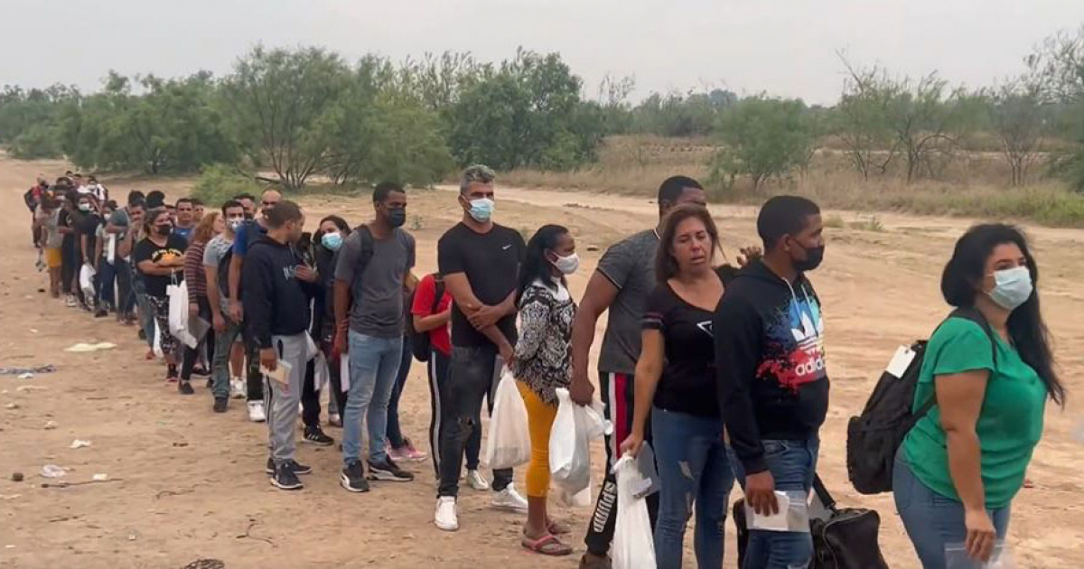 Patrulla Fronteriza de EE.UU. detiene a grupo de 167 migrantes en Texas