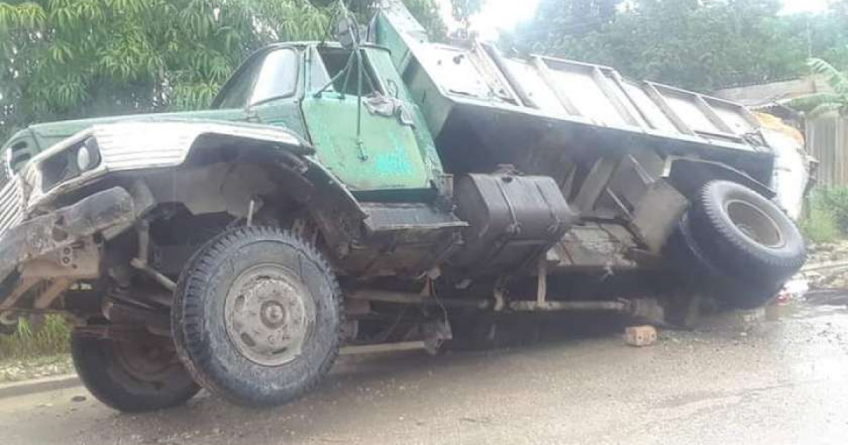 Camión caído en un bache en Santiago de Cuba © ACCIDENTES BUSES & CAMIONES por más experiencia y menos víctimas!’/ Facebook