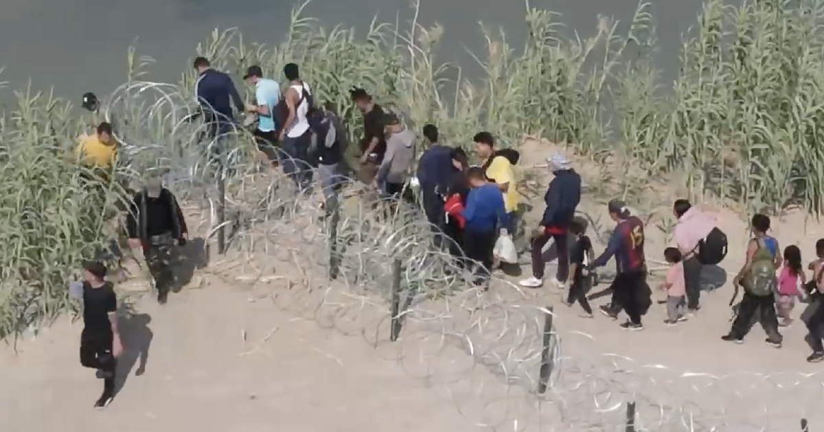 Migrantes cruzan el río Bravo © 