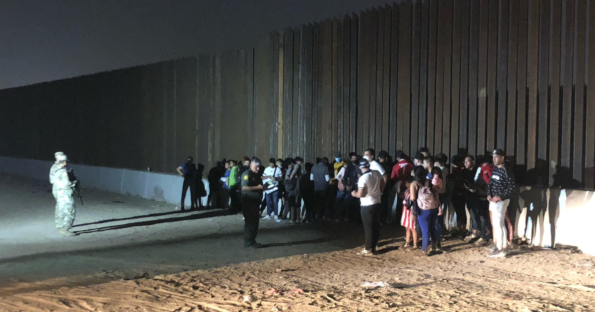 Migrantes detenidos en la frontera de México con Estados Unidos © Twitter / Bill Melugin