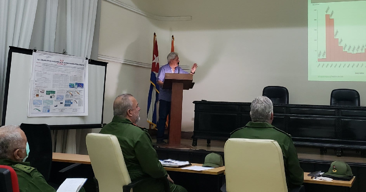 Dr. Francisco Durán vor dem kubanischen Zivilschutz | Bildquelle: https://twitter.com/PresidenciaCuba/status/1527997534433689601 © Presidencia Cuba/Twitter | Bilder sind in der Regel urheberrechtlich geschützt