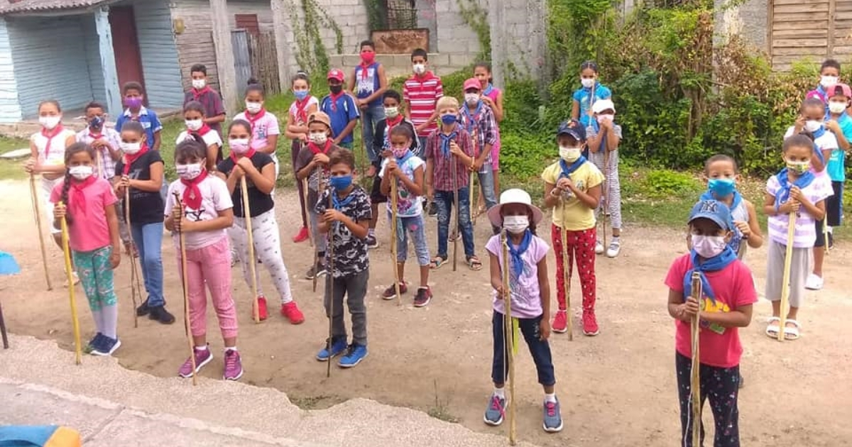Niños cubanos en eEjercicio Meteoro en Granma © Facebook / Dirección Municipal Educación Media Luna