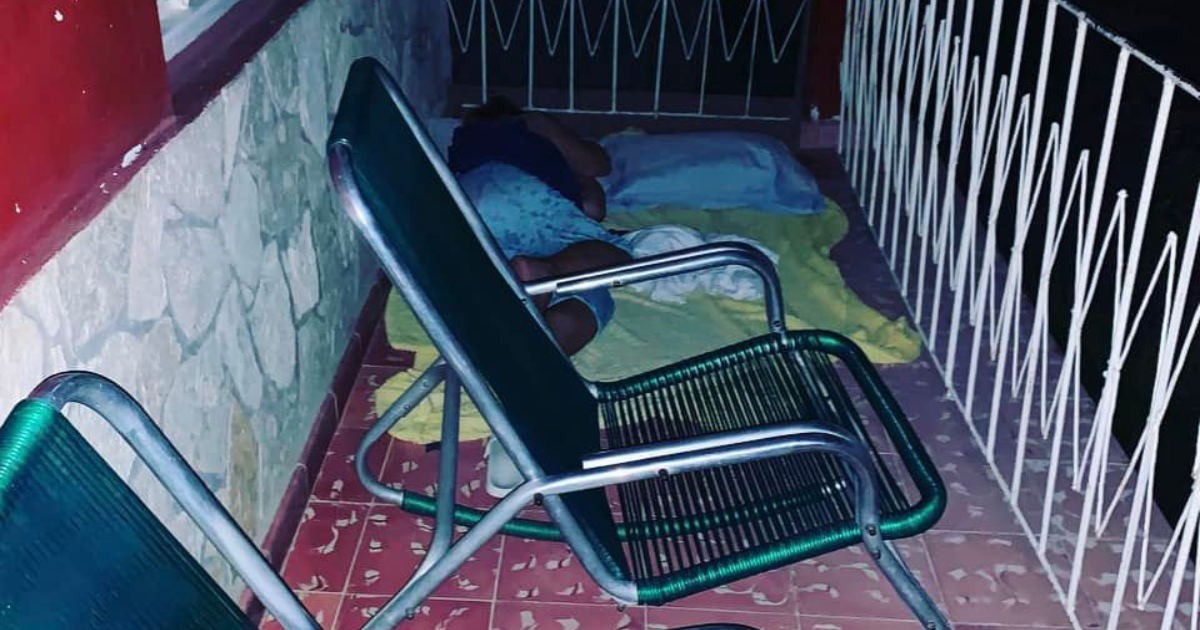 La madre del joven durmiendo en el suelo de madrugada © Facebook / Jesús Álvarez Laguna