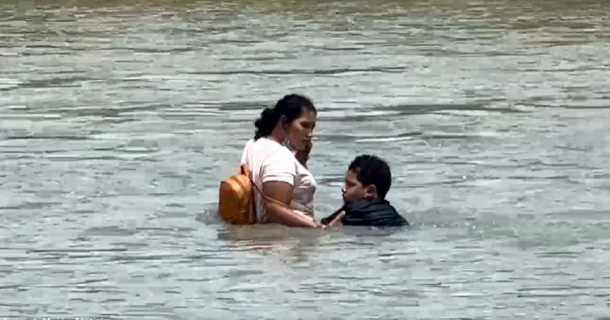Rescate de una madre y su hijo en cruce del río Bravo © Captura Facebook/ImpactoVisión Noticias