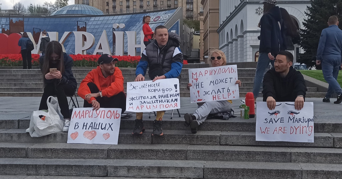 Residentes de Mariupol exigen un corredor para quienes quedaron atrapados © Twitter / Nika Melkozerova