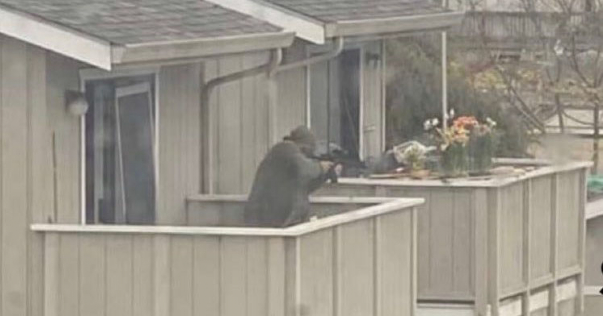 El sujeto que disparó un arma de fuego desde el balcón de su residencia en Seaside © Twitter / Alerta Mundial